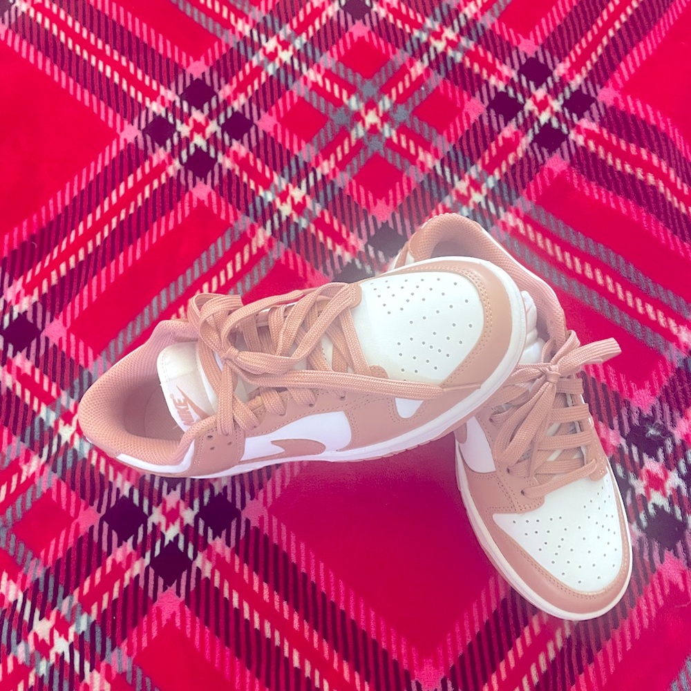 NWT Nike dunks (Low ) rose whisper ( color) new with box 7.5